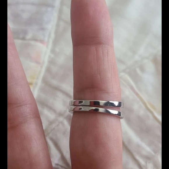 HOST PICK 😍 Gorgeous Flower Finger Ring - Picture 5 of 5